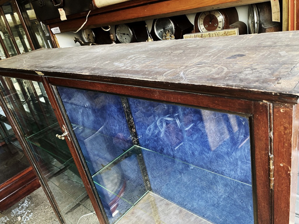 108411 販売及び長期リース店舗什器　英国製アンティーク　4段　　ガラスショーケース 　