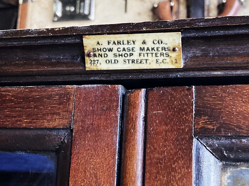 108411 販売及び長期リース店舗什器　英国製アンティーク　4段　　ガラスショーケース 　