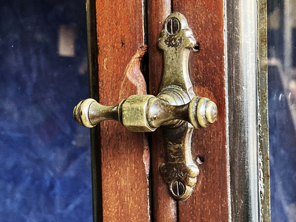 108411 販売及び長期リース店舗什器　英国製アンティーク　4段　　ガラスショーケース 　