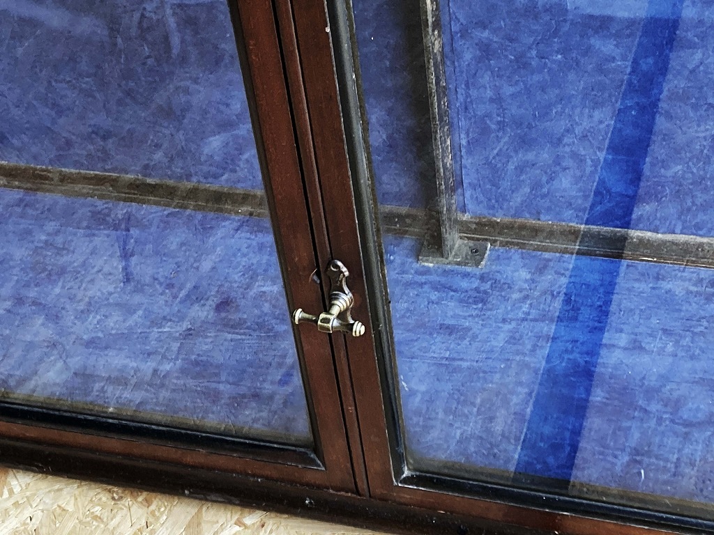 108411 販売及び長期リース店舗什器　英国製アンティーク　4段　　ガラスショーケース 　