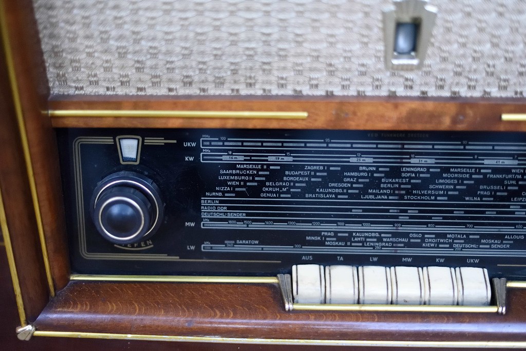 104928 ヴィンテージ　「RFT AM/FM-Super Dominante」　ラジオ　ドイツ製 MADE IN GERMANY