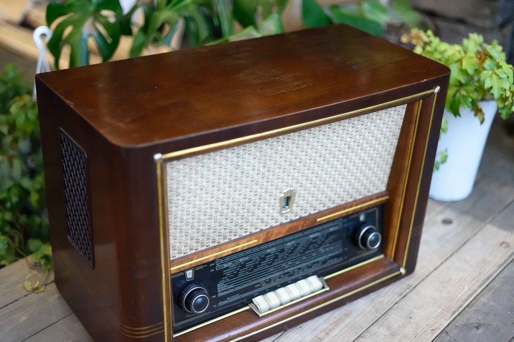 104928 ヴィンテージ　「RFT AM/FM-Super Dominante」　ラジオ　ドイツ製 MADE IN GERMANY