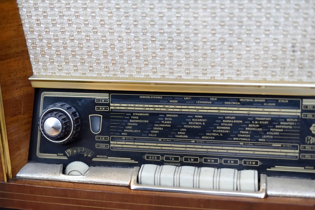 104916 ヴィンテージ　「RFT SUPER 8118/57」　ラジオ　ドイツ製 MADE IN GERMANY