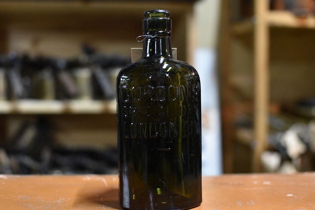 106768 ヴィンテージ　ボトル　瓶　イギリス ガラス