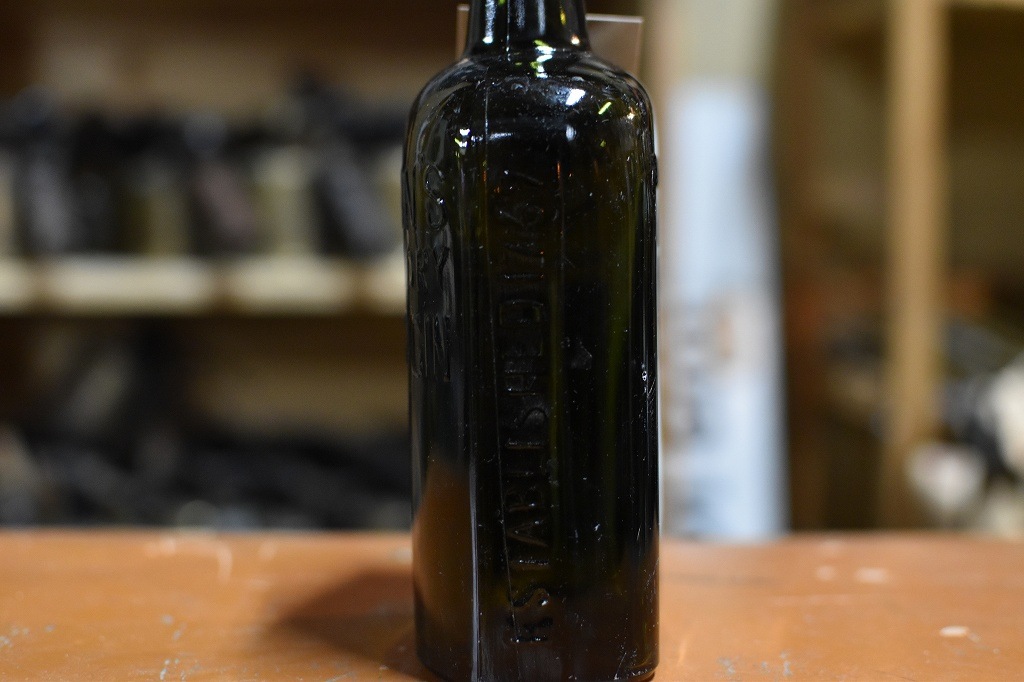 106768 ヴィンテージ　ボトル　瓶　イギリス ガラス