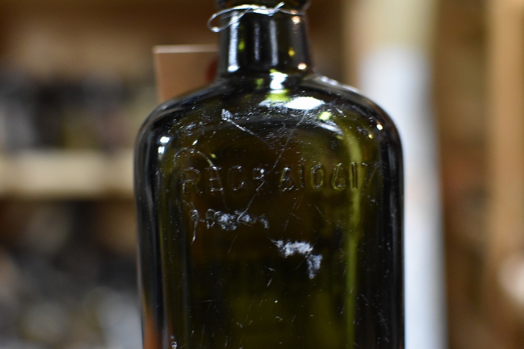 106768 ヴィンテージ　ボトル　瓶　イギリス ガラス