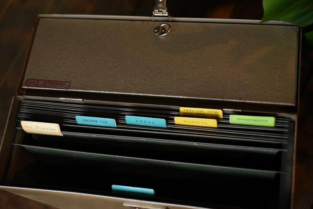 1750 ヴィンテージ メタルキャビネット　スチールボックス　 英国製