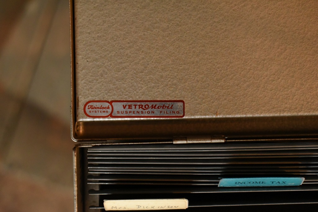 1750 ヴィンテージ メタルキャビネット　スチールボックス　 英国製