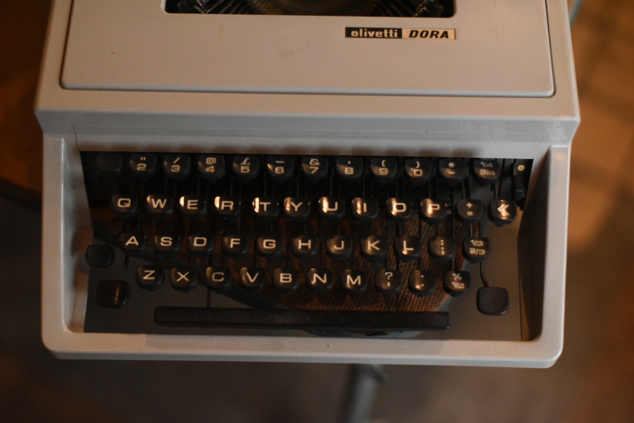 2606 ヴィンテージ タイプライター 「Olivetti DORA」 イタリア製 