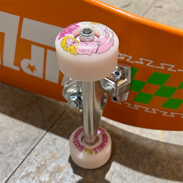 スタッフおすすめ】KROOKED ZIP ZINGER ORENGE 7.75インチ クルキッド