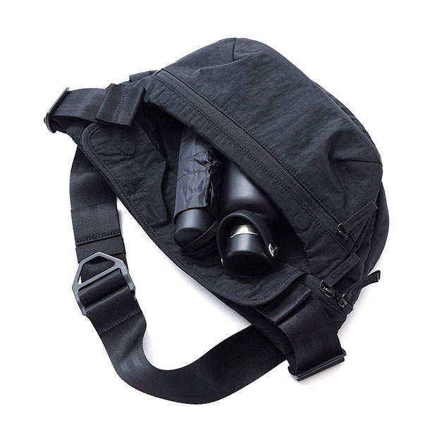 CHROME】BOT FLAP SLING -5L- カラー：black crinkle クローム バッグ