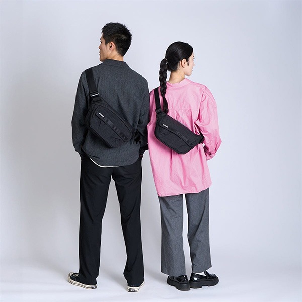 CHROME】BOT FLAP SLING -5L- カラー：black crinkle クローム バッグ