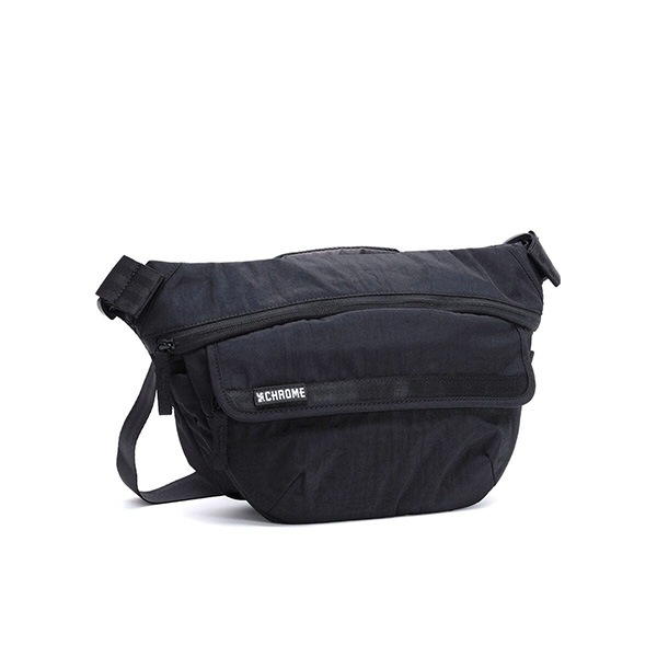 CHROME】BOT FLAP SLING -5L- カラー：black crinkle クローム バッグ
