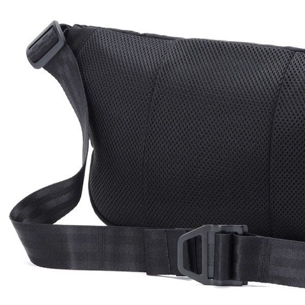 CHROME】BOT FLAP SLING -5L- カラー：black crinkle クローム バッグ