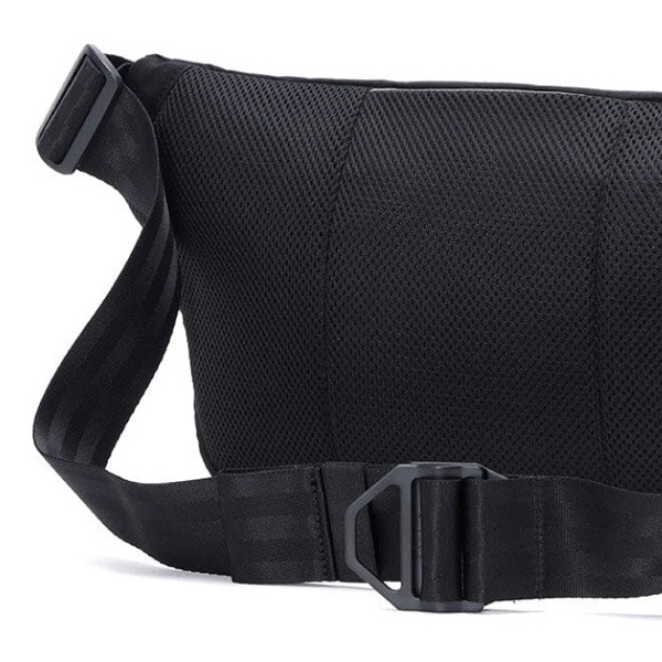 CHROME】BOT FLAP SLING -8L- カラー：black crinkle クローム バッグ