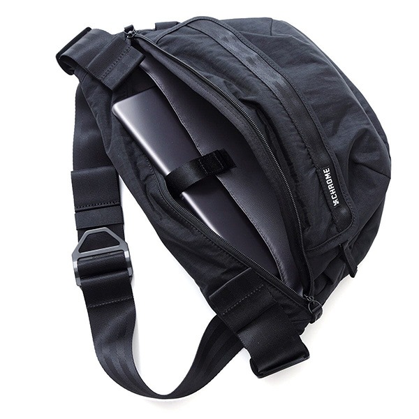 CHROME】BOT FLAP SLING -8L- カラー：black crinkle クローム バッグ