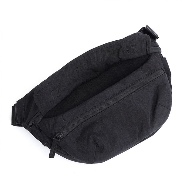CHROME】BOT FLAP SLING -8L- カラー：black crinkle クローム バッグ