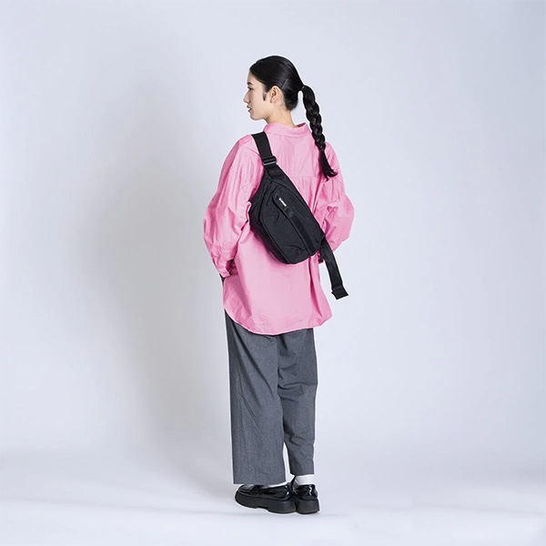 CHROME】BOT FLAP SLING -8L- カラー：black crinkle クローム バッグ