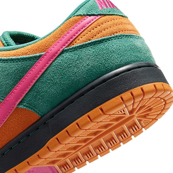 NIKE SB】DUNK LOW PROカラー：green noise/watermelon HQ1625-301