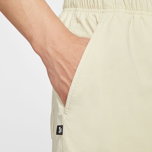 【NIKE SB】Dri-FIT KEARNY CARGO SKATE SHORTS カラー：light khaki/white HJ2909-229　ナイキ エスビー ショーツ ショートパンツ 短パン スケートボード スケボー SKATEBOARD
