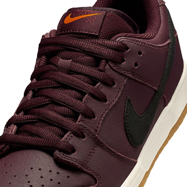 【NIKE SB】DUNK LOW PRO ISO “Orange Label” カラー：burgundy crush/black IO2304-600　ナイキ エスビー ダンク・エスビー スケートボード スケボー シューズ 靴 スニーカー SKATEBOARD SHOES