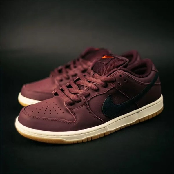 【NIKE SB】DUNK LOW PRO ISO “Orange Label” カラー：burgundy crush/black IO2304-600　ナイキ エスビー ダンク・エスビー スケートボード スケボー シューズ 靴 スニーカー SKATEBOARD SHOES
