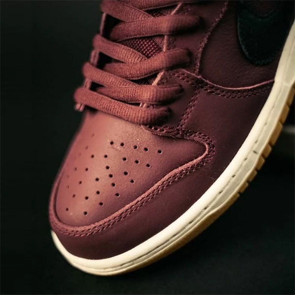 【NIKE SB】DUNK LOW PRO ISO “Orange Label” カラー：burgundy crush/black IO2304-600　ナイキ エスビー ダンク・エスビー スケートボード スケボー シューズ 靴 スニーカー SKATEBOARD SHOES