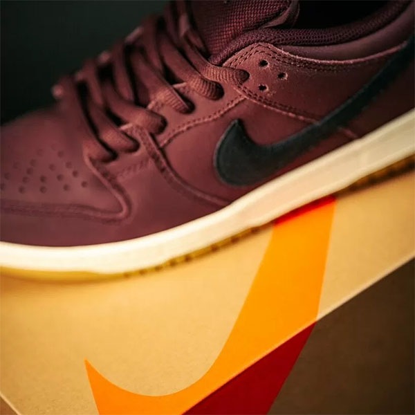 【NIKE SB】DUNK LOW PRO ISO “Orange Label” カラー：burgundy crush/black IO2304-600　ナイキ エスビー ダンク・エスビー スケートボード スケボー シューズ 靴 スニーカー SKATEBOARD SHOES