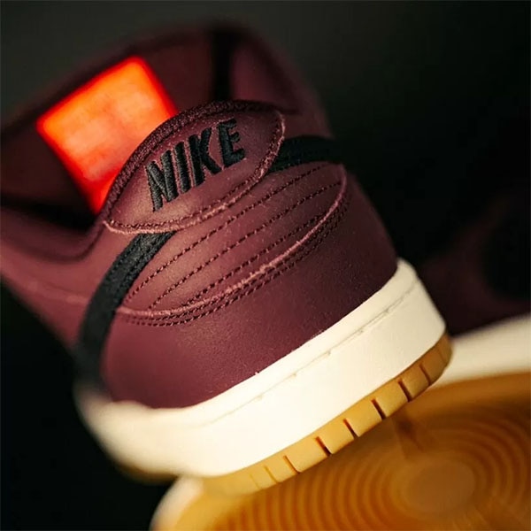 NIKE SB】DUNK LOW PRO ISO “Orange Label” カラー：burgundy crush
