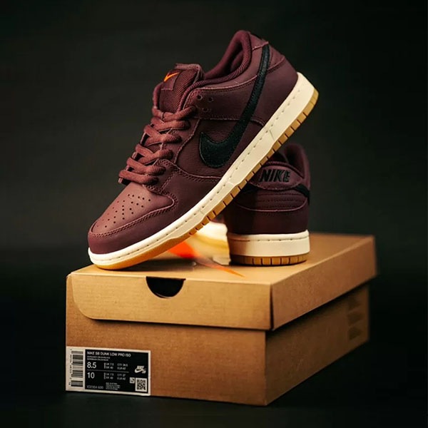 NIKE SB】DUNK LOW PRO ISO “Orange Label” カラー：burgundy crush