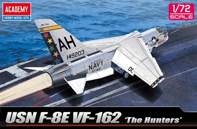 12521　1/72　F-8E　クルセイダー　”VF-162　ザ・ハンターズ”