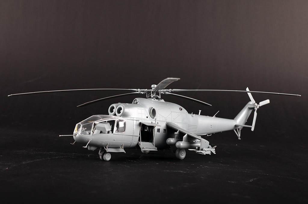 プラモデル完成機　1/48　MIL Mi-24ハインドガンシップ プラモデル完成機 1/48 MIL Mi-24ハインドガンシップ