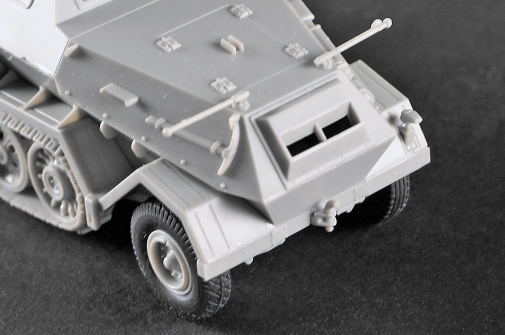 ドイツ軍 Sdkfz.8/DB10 12t 装甲兵員輸送車 (プラモデル