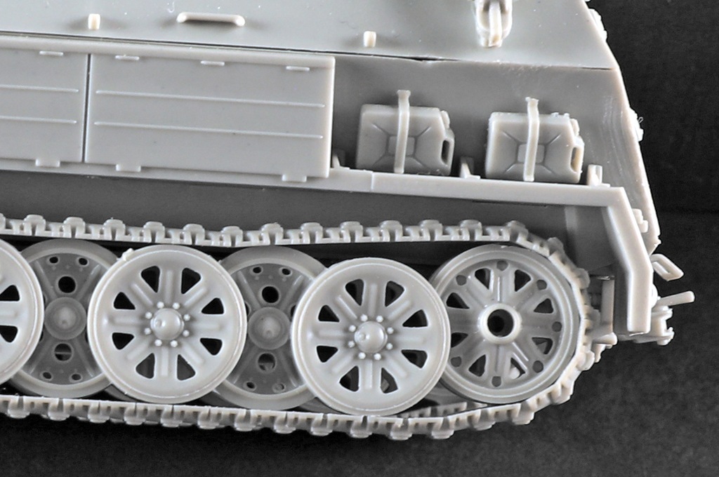 07404 1/72 ドイツ軍 Sdkfz.8/DB10 12t 装甲兵員輸送車 | モデル