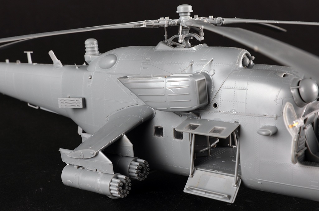 NEW 05830 1/48 Mi-35M ハインドE 攻撃ヘリコプター | モデル
