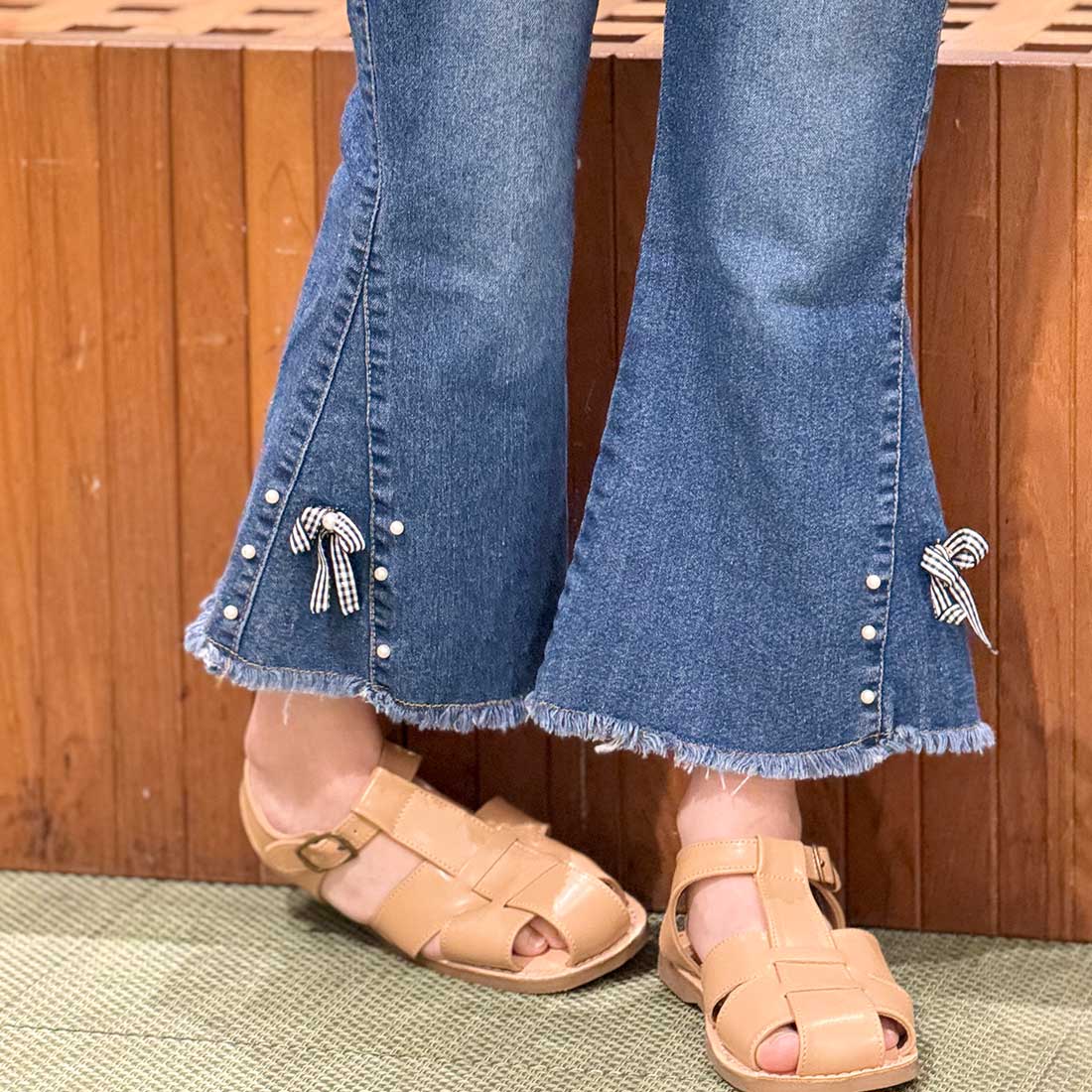 裾リボンモチーフデニムパンツ