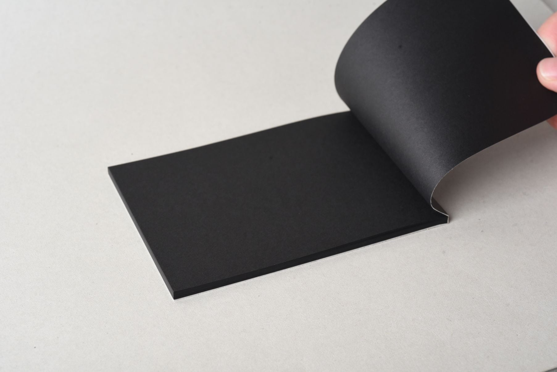 B7サイズ（約88 × 125 mm）で、手のひらに収まるコンパクトなサイズです。
<br>
<br>ミシン目付きでページが簡単に切り取れるので、分けて使いたい時も便利。
