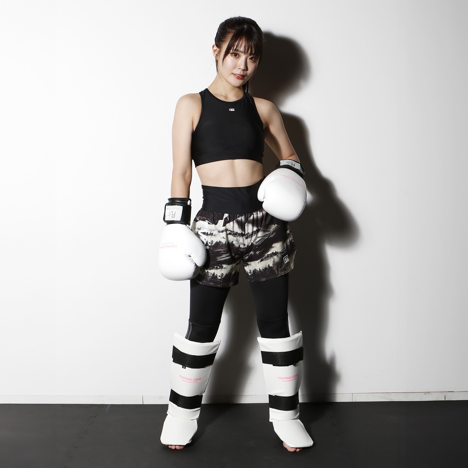 ファイティングロハス　レッグガード　白・黒