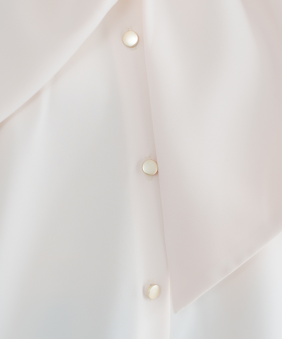 フロントアレンジタイブラウス