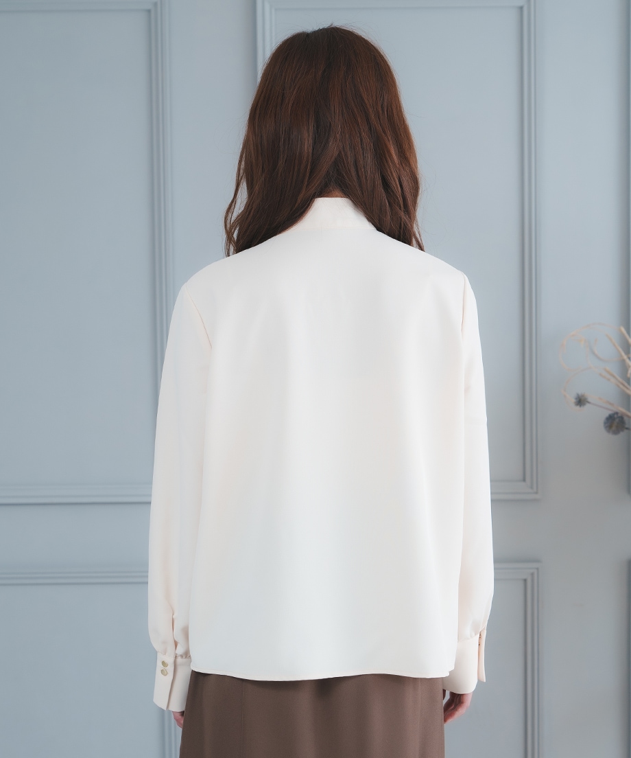 フロントアレンジタイブラウス