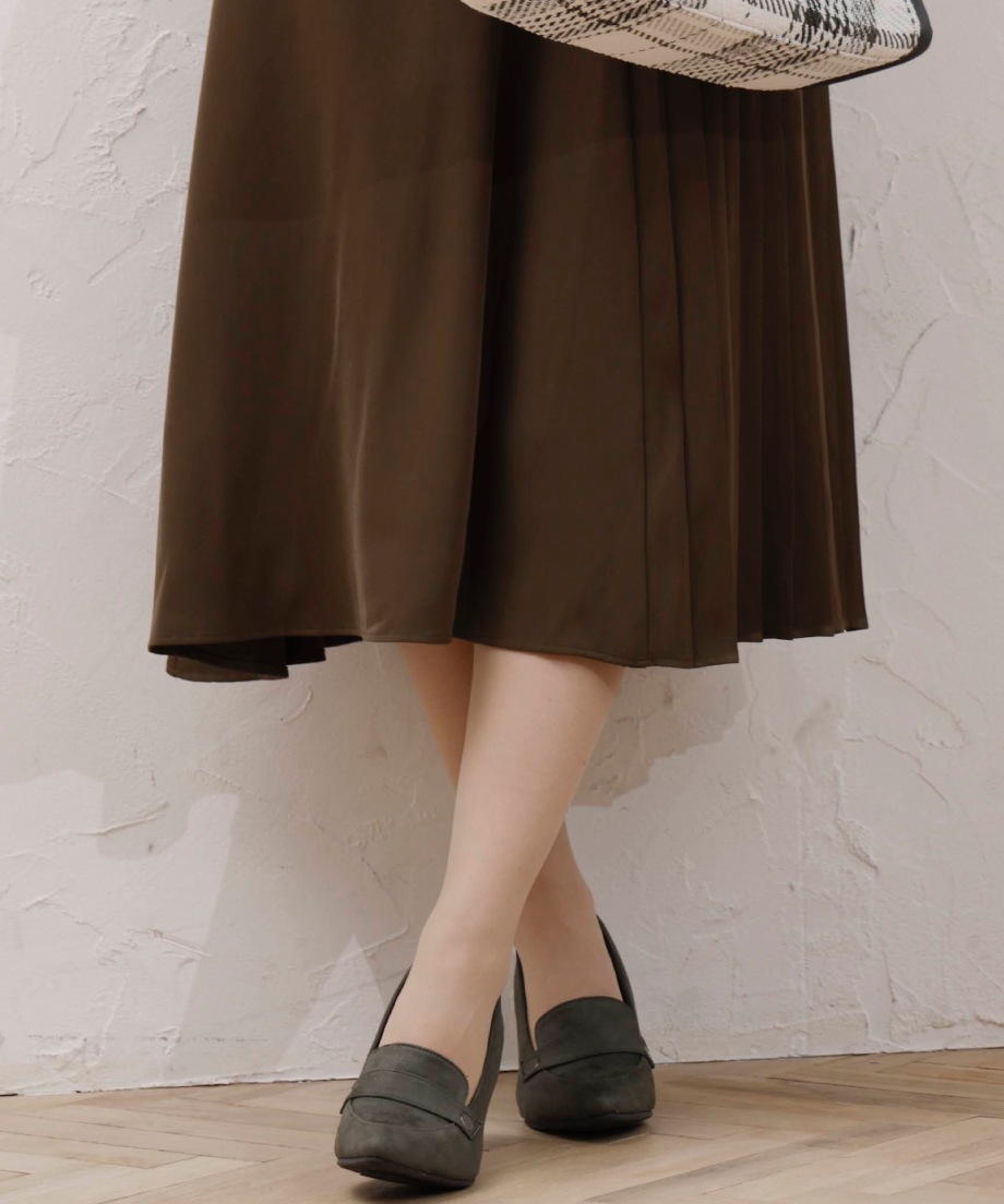 スエードローファーパンプス