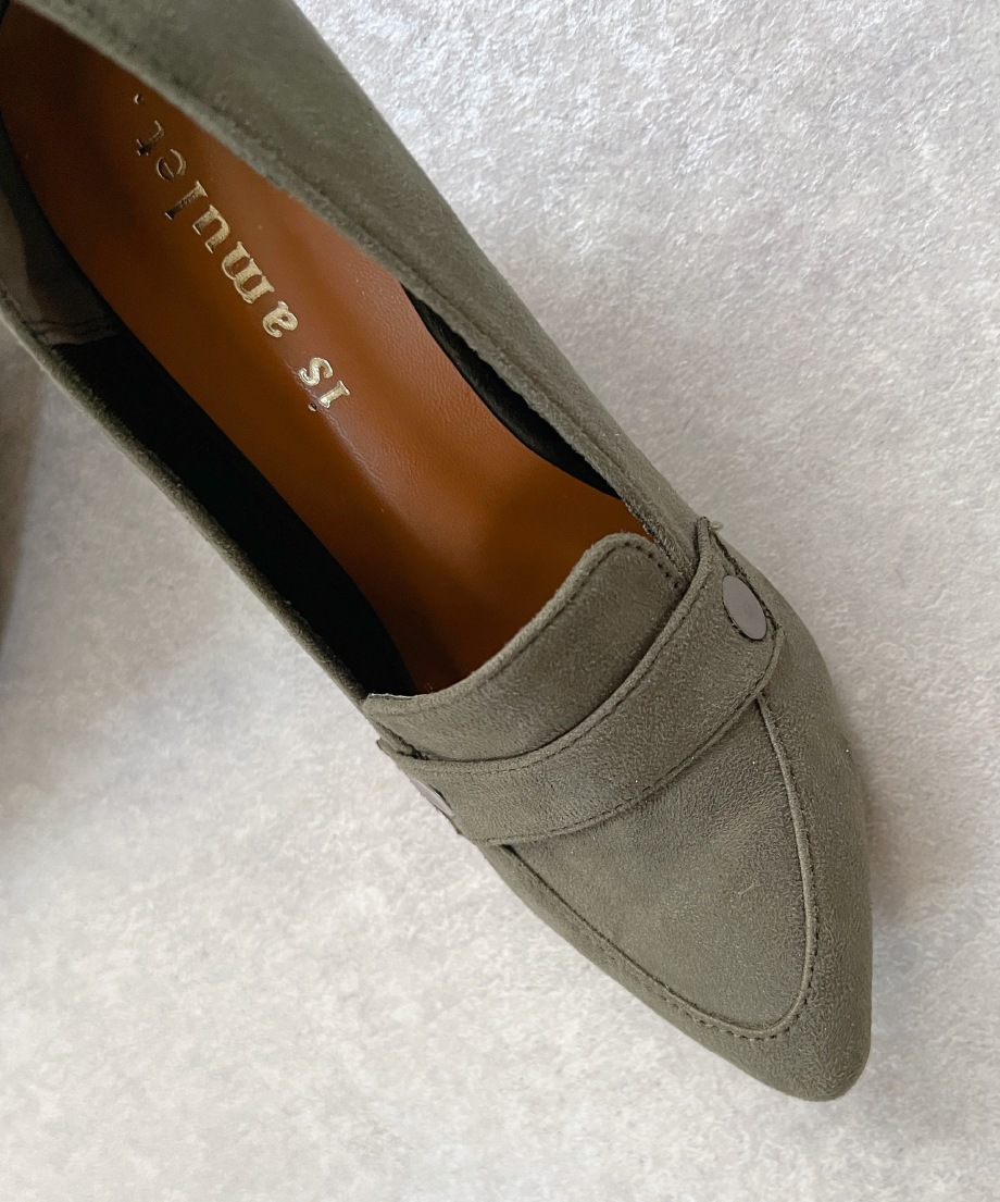 スエードローファーパンプス