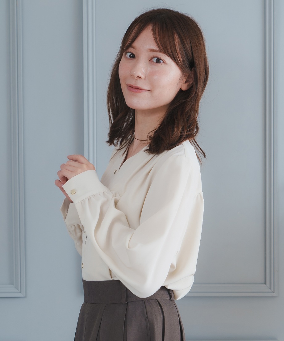 Vネックブラウス