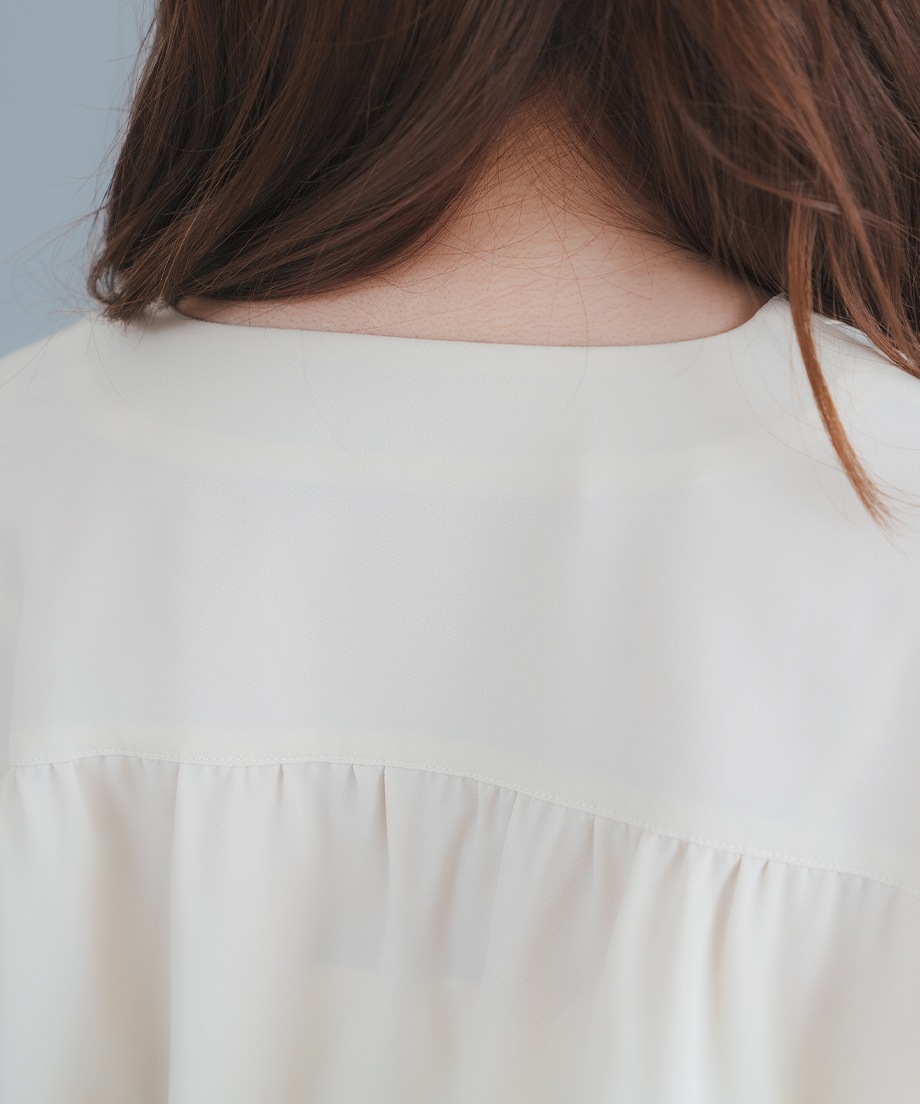 Vネックブラウス