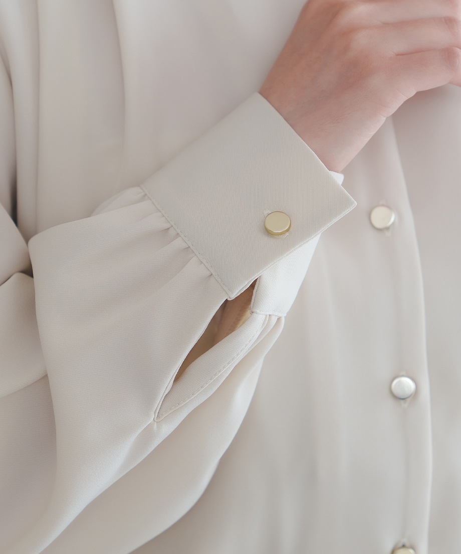 Vネックブラウス