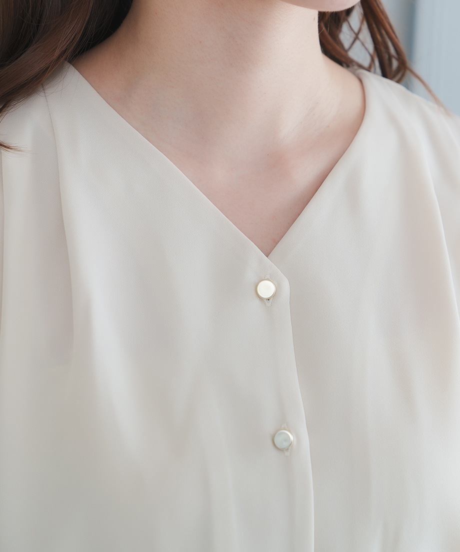 Vネックブラウス