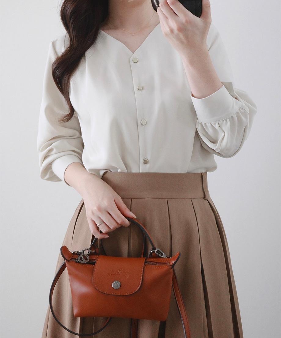 Vネックブラウス