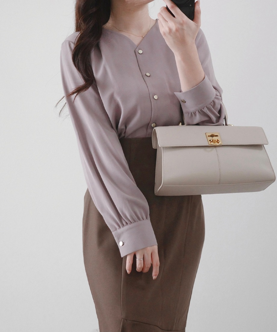 Vネックブラウス