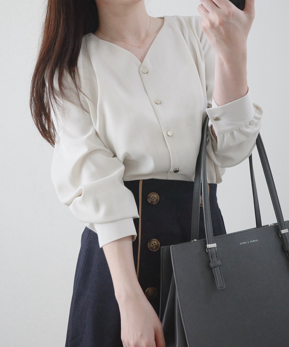 Vネックブラウス