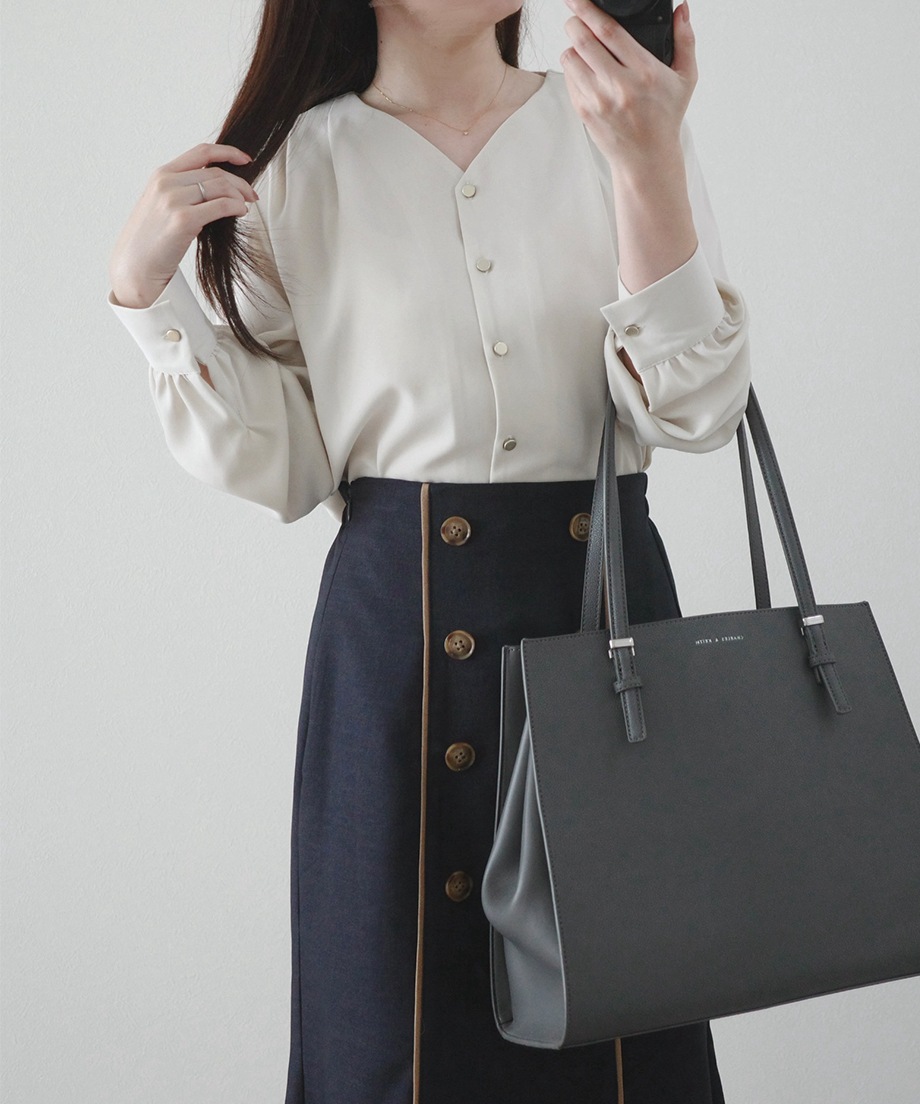 Vネックブラウス